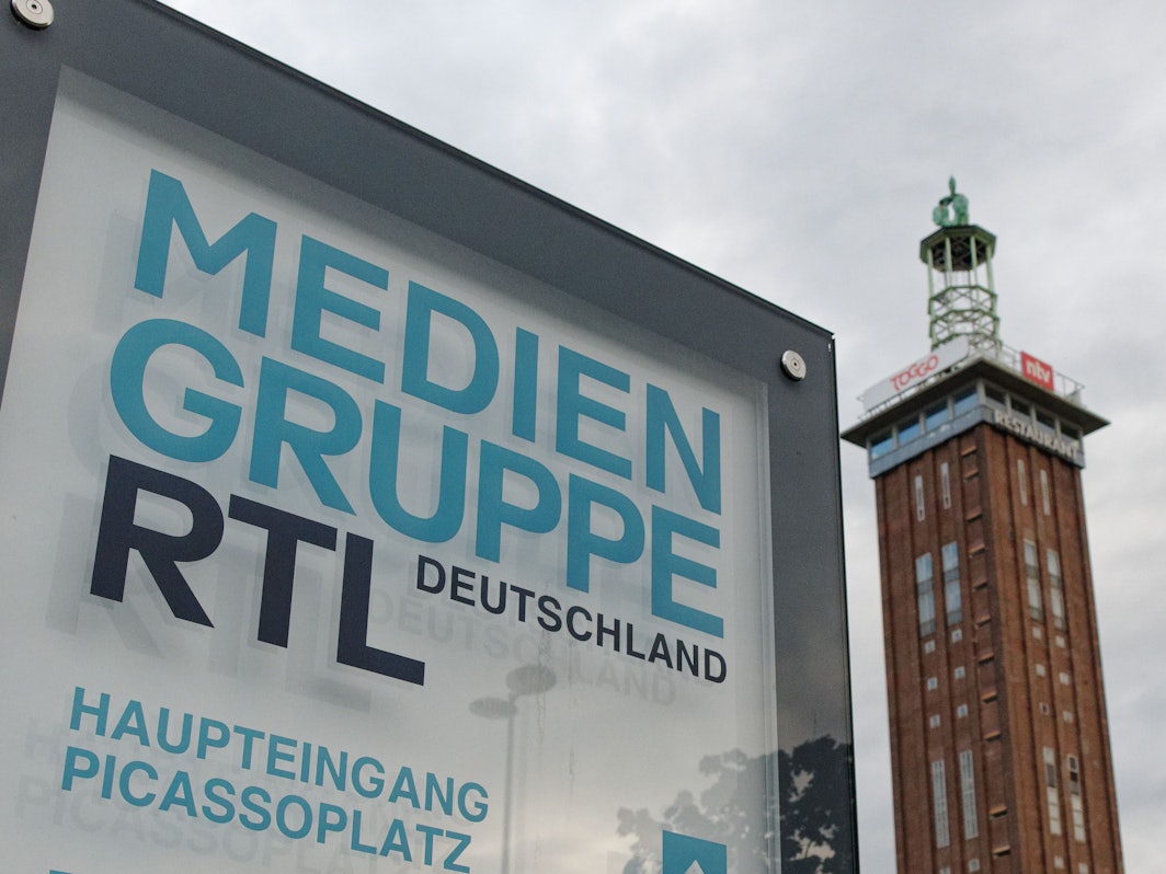 Ein Firmenschild der Mediengruppe RTL Deutschland steht vor dem Firmengebäude. Die RTL-Mediengruppe übernimmt die deutschen Magazingeschäfte und -marken des Hamburger Zeitschriftenverlags Gruner + Jahr. Der Abschluss der Transaktion ist für den 1. Januar 2022 vorgesehen, wie die RTL Group am 06.08.2021 in Luxemburg mitteilte. +++ dpa-Bildfunk +++