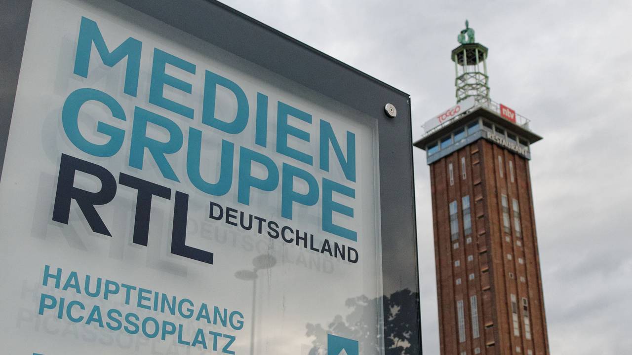 Ein Firmenschild der Mediengruppe RTL Deutschland steht vor dem Firmengebäude. Die RTL-Mediengruppe übernimmt die deutschen Magazingeschäfte und -marken des Hamburger Zeitschriftenverlags Gruner + Jahr. Der Abschluss der Transaktion ist für den 1. Januar 2022 vorgesehen, wie die RTL Group am 06.08.2021 in Luxemburg mitteilte. +++ dpa-Bildfunk +++