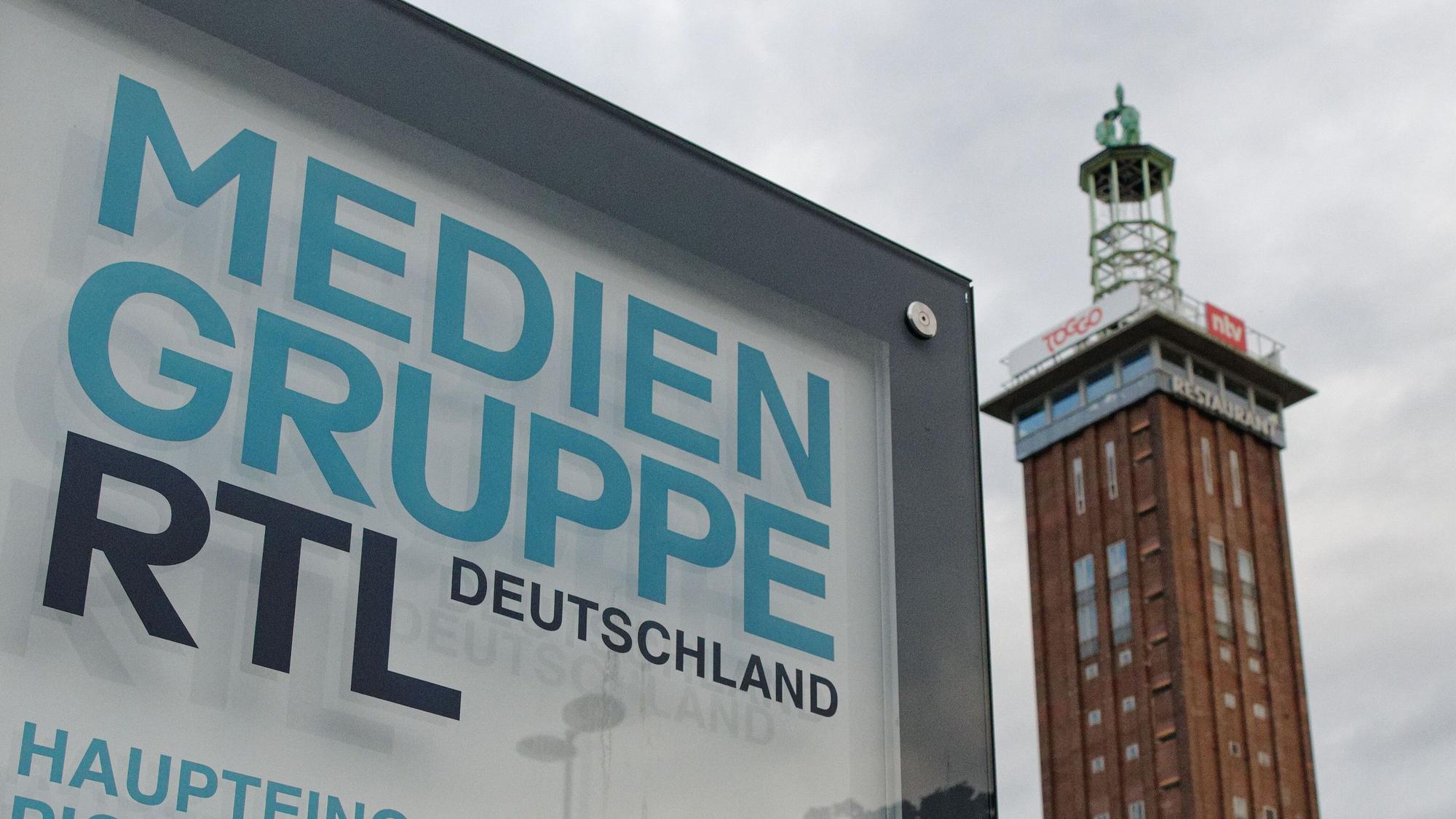 Ein Firmenschild der Mediengruppe RTL Deutschland steht vor dem Firmengebäude. Die RTL-Mediengruppe übernimmt die deutschen Magazingeschäfte und -marken des Hamburger Zeitschriftenverlags Gruner + Jahr. Der Abschluss der Transaktion ist für den 1. Januar 2022 vorgesehen, wie die RTL Group am 06.08.2021 in Luxemburg mitteilte. +++ dpa-Bildfunk +++