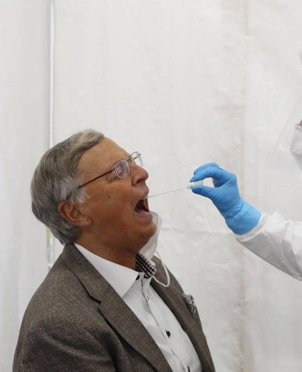 Wolfgang Bosbach im Testzentrum Bensberg beim Corona-Test