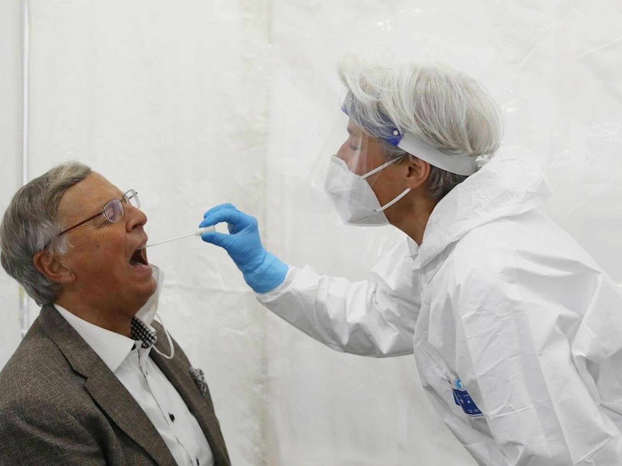 Wolfgang Bosbach im Testzentrum Bensberg beim Corona-Test