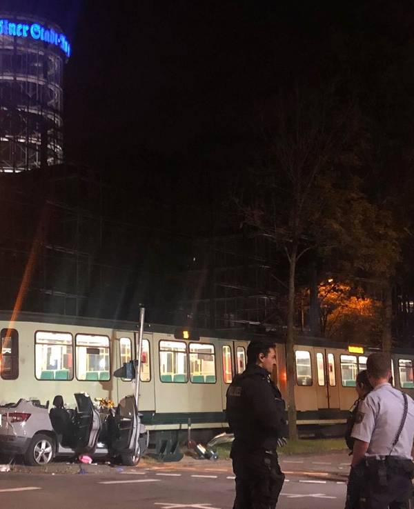 Am Freitagabend (15.10.2021) wurde ein Pkw von einer KVB-Bahn erfasst und mitgeschleift.