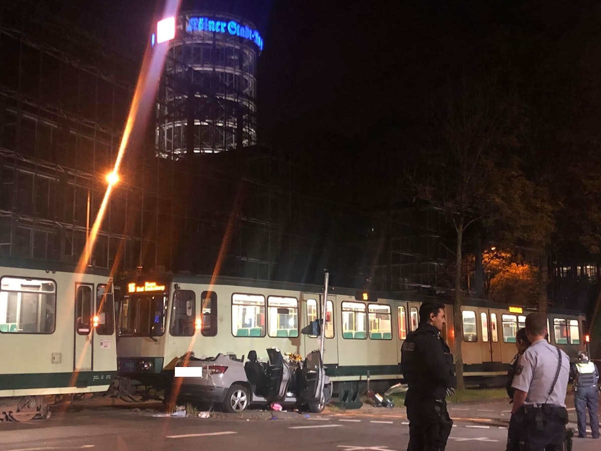 Am Freitagabend (15.10.2021) wurde ein Pkw von einer KVB-Bahn erfasst und mitgeschleift.