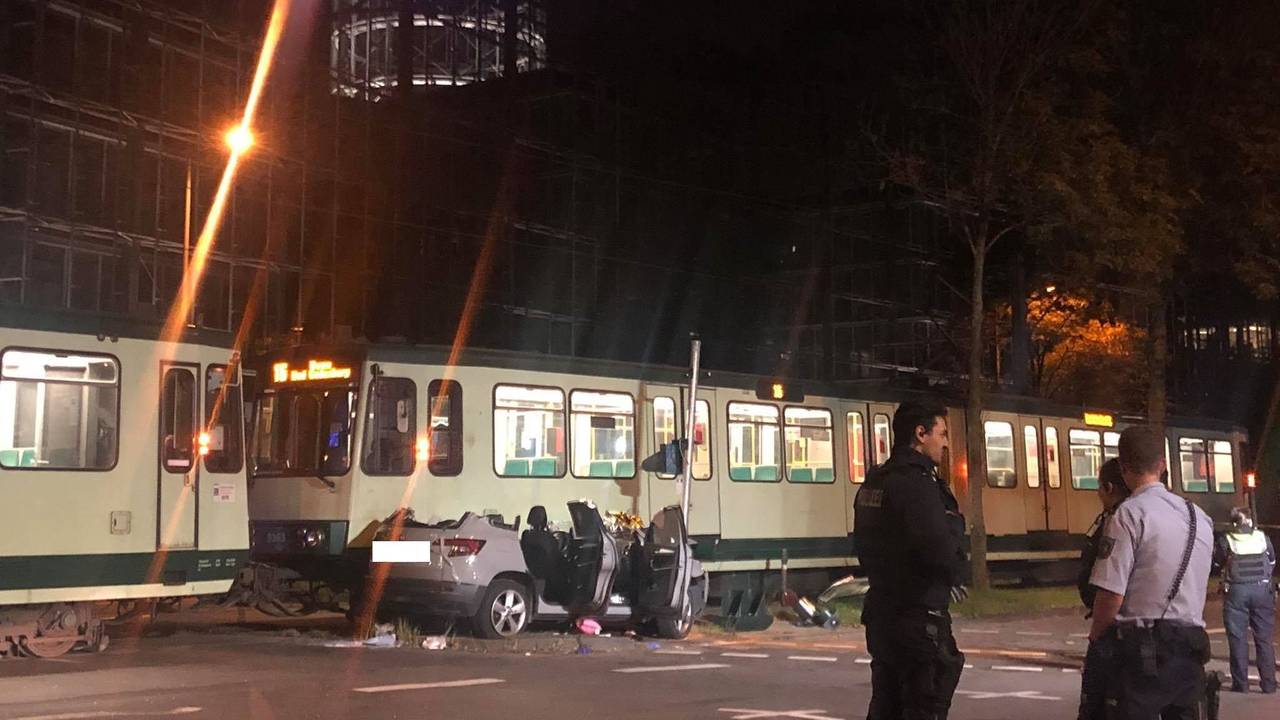 Am Freitagabend (15.10.2021) wurde ein Pkw von einer KVB-Bahn erfasst und mitgeschleift.