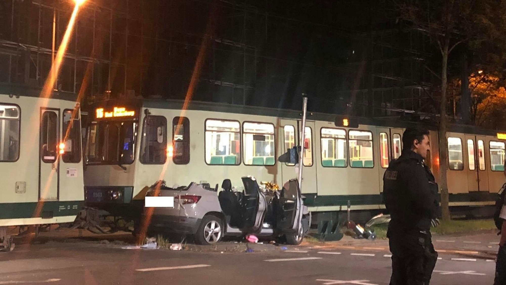 Am Freitagabend (15.10.2021) wurde ein Pkw von einer KVB-Bahn erfasst und mitgeschleift.