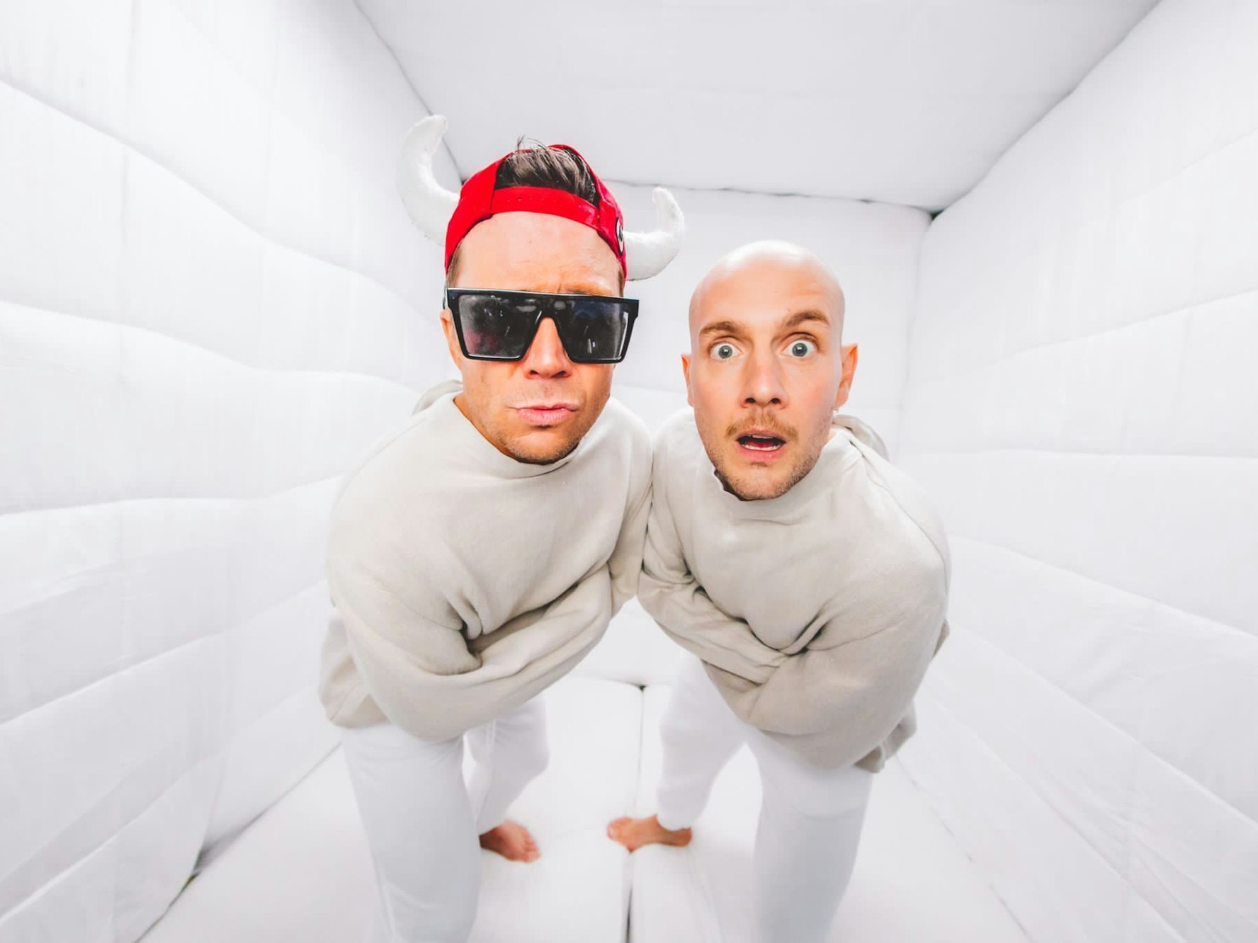 Oli P. und Lorenz beim Videodreh in einer Gummizelle.