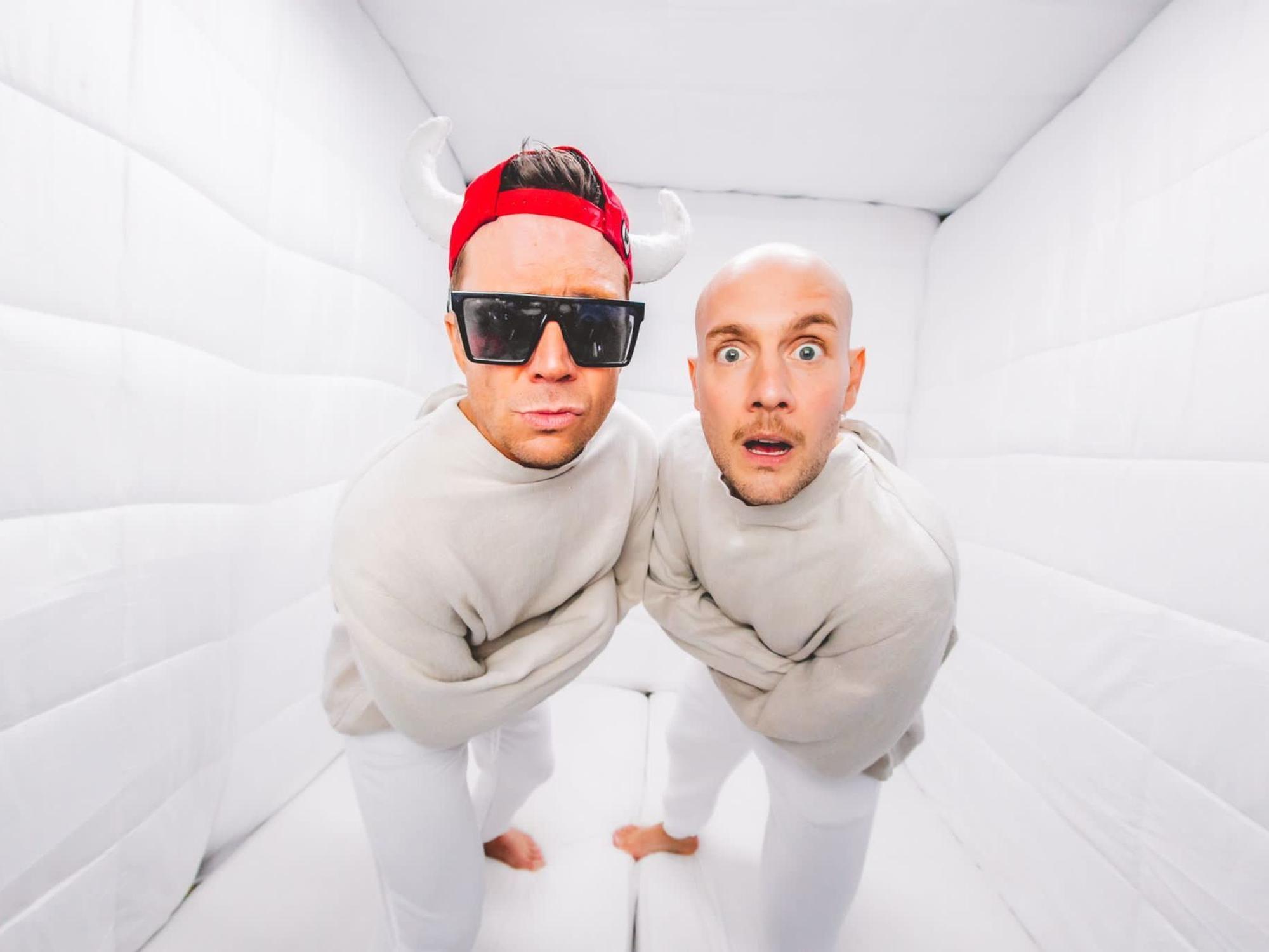 Oli P. und Lorenz beim Videodreh in einer Gummizelle.