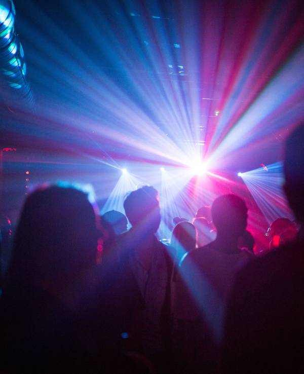 Menschen tanzen in einer Disco. In der Diskothek „Klangfabrik“ in Siegburg gab es in der Nacht auf Samstag eine heftige Auseinandersetzung. Dabei kam ein Mann ums Leben. Hier ein Symbolfoto.