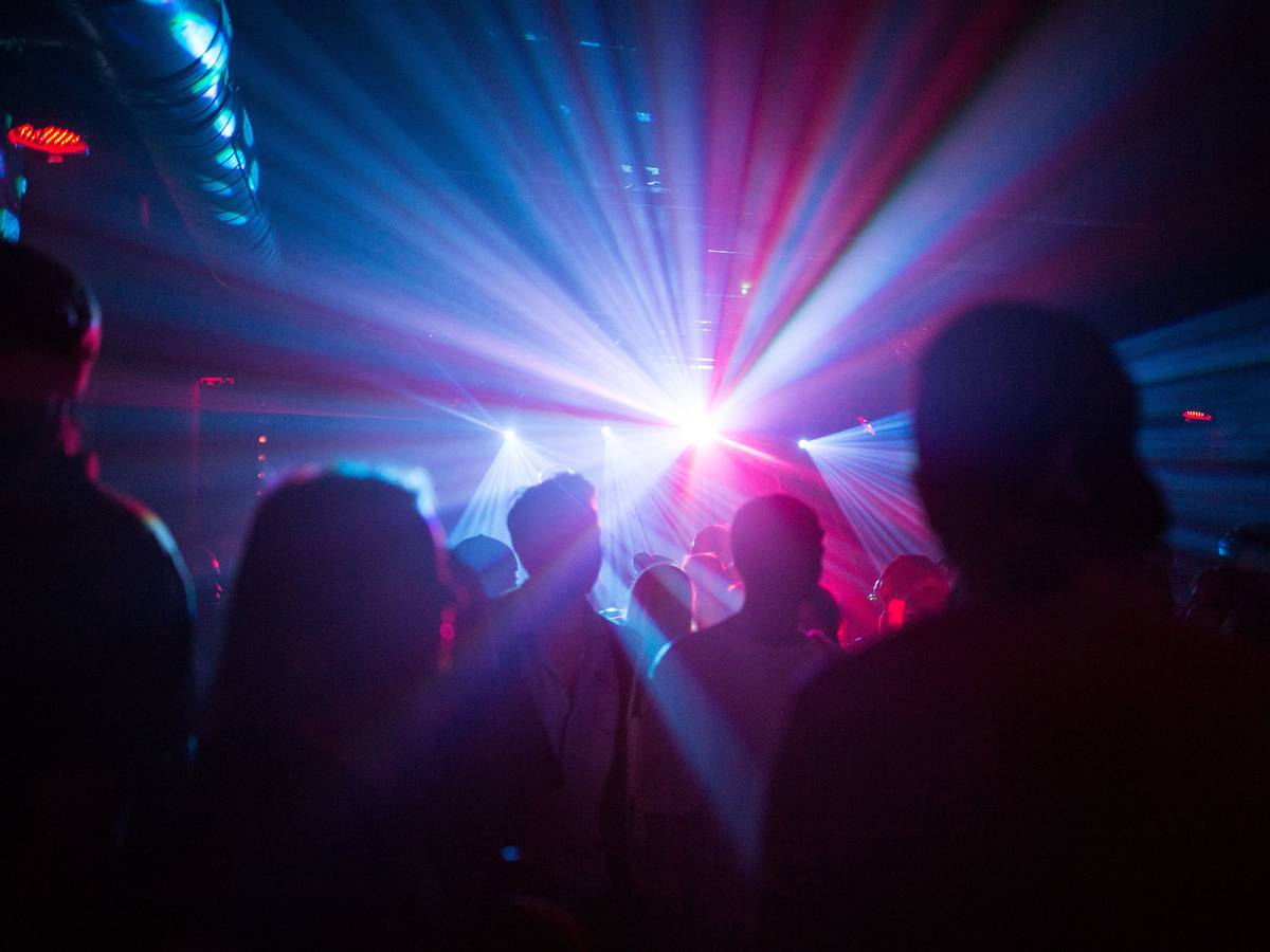 Menschen tanzen in einer Disco. In der Diskothek „Klangfabrik“ in Siegburg gab es in der Nacht auf Samstag eine heftige Auseinandersetzung. Dabei kam ein Mann ums Leben. Hier ein Symbolfoto.