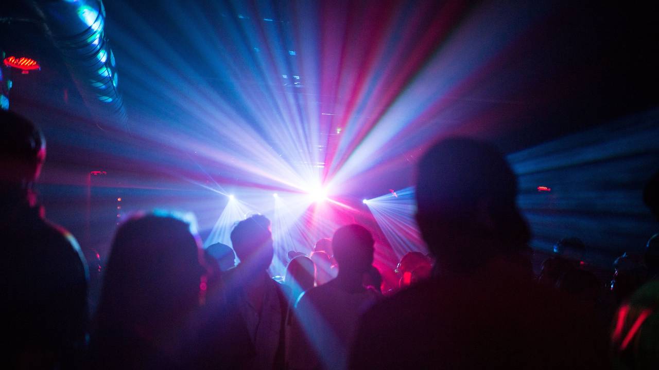 Menschen tanzen in einer Disco. In der Diskothek „Klangfabrik“ in Siegburg gab es in der Nacht auf Samstag eine heftige Auseinandersetzung. Dabei kam ein Mann ums Leben. Hier ein Symbolfoto.