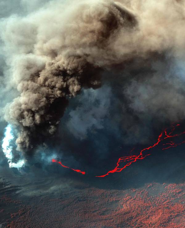Auf La Palma kam es zu weiteren Lavaströmen und Erdbeben. Hunderte Menschen mussten evakuiert werden. Auf dem Foto (aufgenommen am 14. Oktober) sieht man die Eruption des Vulkans „La Cumbre Vieja“ auf La Palma.