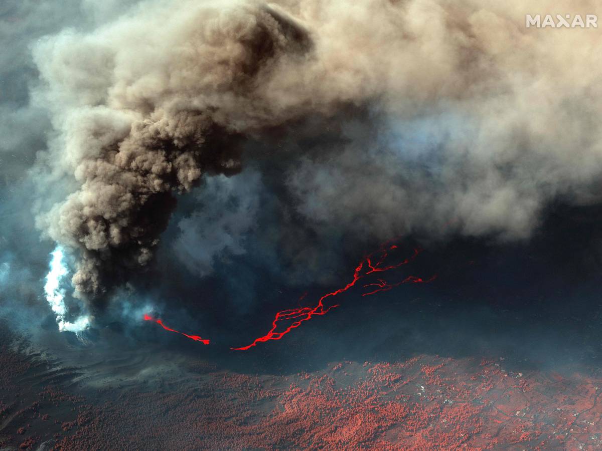 Auf La Palma kam es zu weiteren Lavaströmen und Erdbeben. Hunderte Menschen mussten evakuiert werden. Auf dem Foto (aufgenommen am 14. Oktober) sieht man die Eruption des Vulkans „La Cumbre Vieja“ auf La Palma.