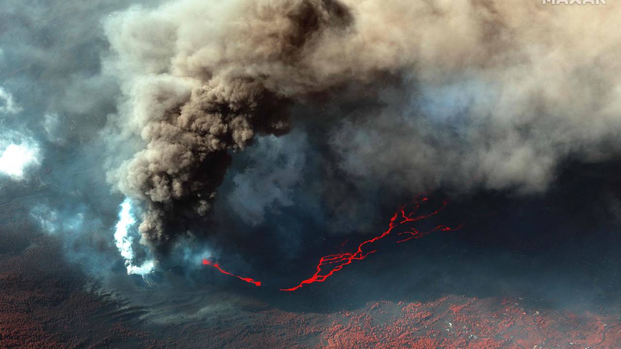 Auf La Palma kam es zu weiteren Lavaströmen und Erdbeben. Hunderte Menschen mussten evakuiert werden. Auf dem Foto (aufgenommen am 14. Oktober) sieht man die Eruption des Vulkans „La Cumbre Vieja“ auf La Palma.
