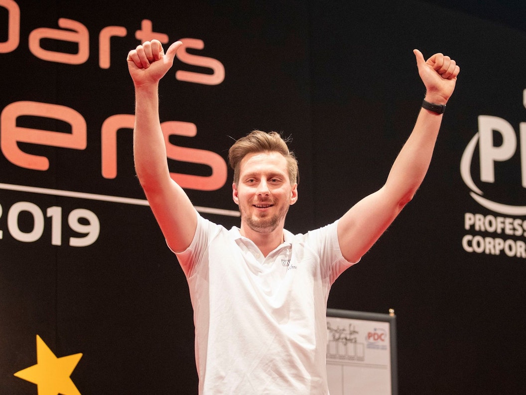 Der deutsche Darts-Profi Florian Hempel jubelt bei der Darts-EM über seinen sensationellen Erstrunden-Sieg gegen Peter Wright.