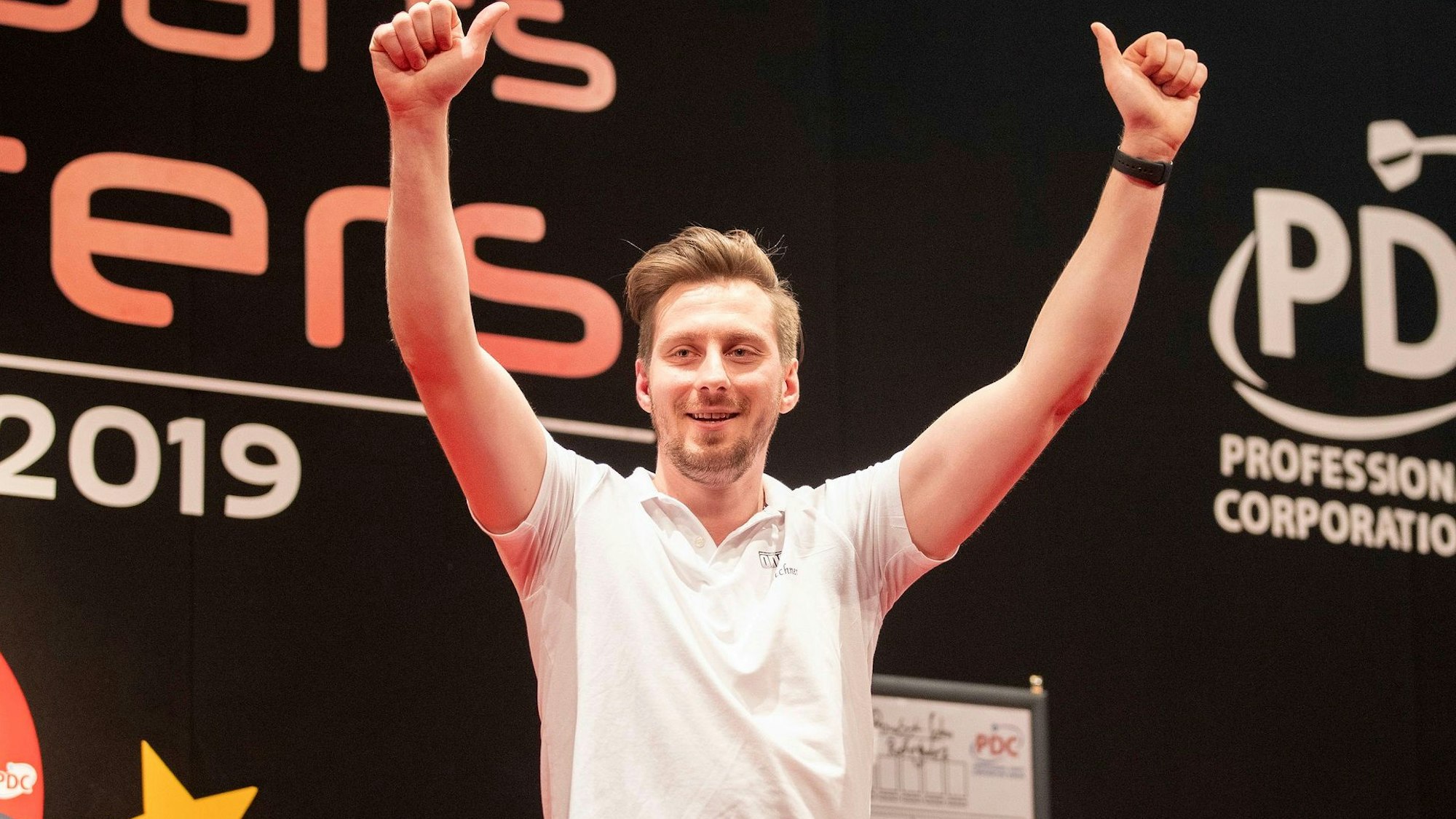 Der deutsche Darts-Profi Florian Hempel jubelt bei der Darts-EM über seinen sensationellen Erstrunden-Sieg gegen Peter Wright.