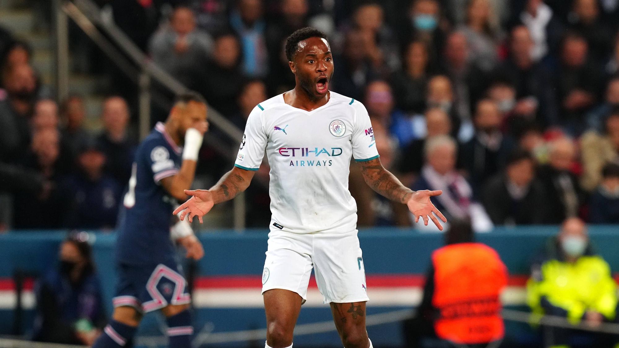 Raheem Sterlin schaut wenig begeistert, reißt den Mund auf und breitet fragend seine Arme aus.