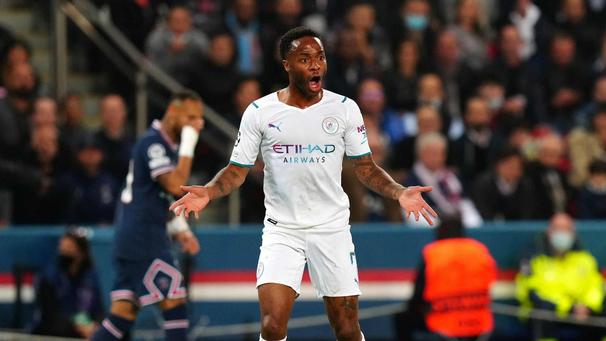 Raheem Sterlin schaut wenig begeistert, reißt den Mund auf und breitet fragend seine Arme aus.