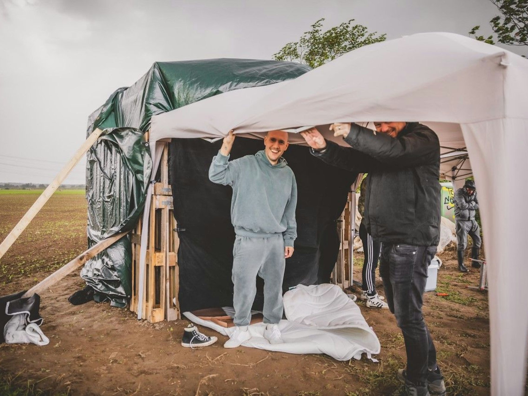 Aufbau von Zelt beim Videodreh von Oli P. und Lorenz Büffel in Dormagen