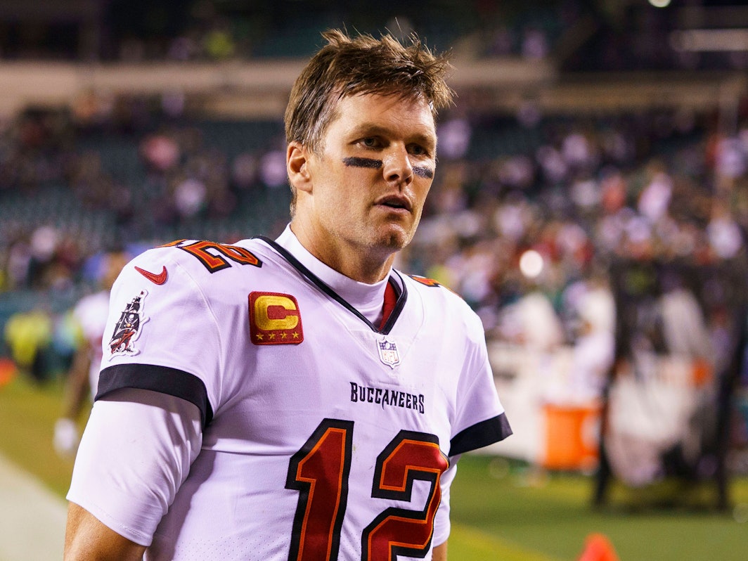 Tom Brady steht im Bucs-Trikot im Stadion von Philadelphia. Unter seinen Augen befinden sich zwei waagerechte schwarze Linien