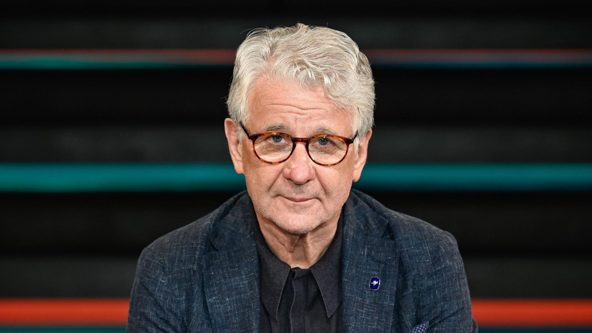 Marcel Reif blickt in die Kamera