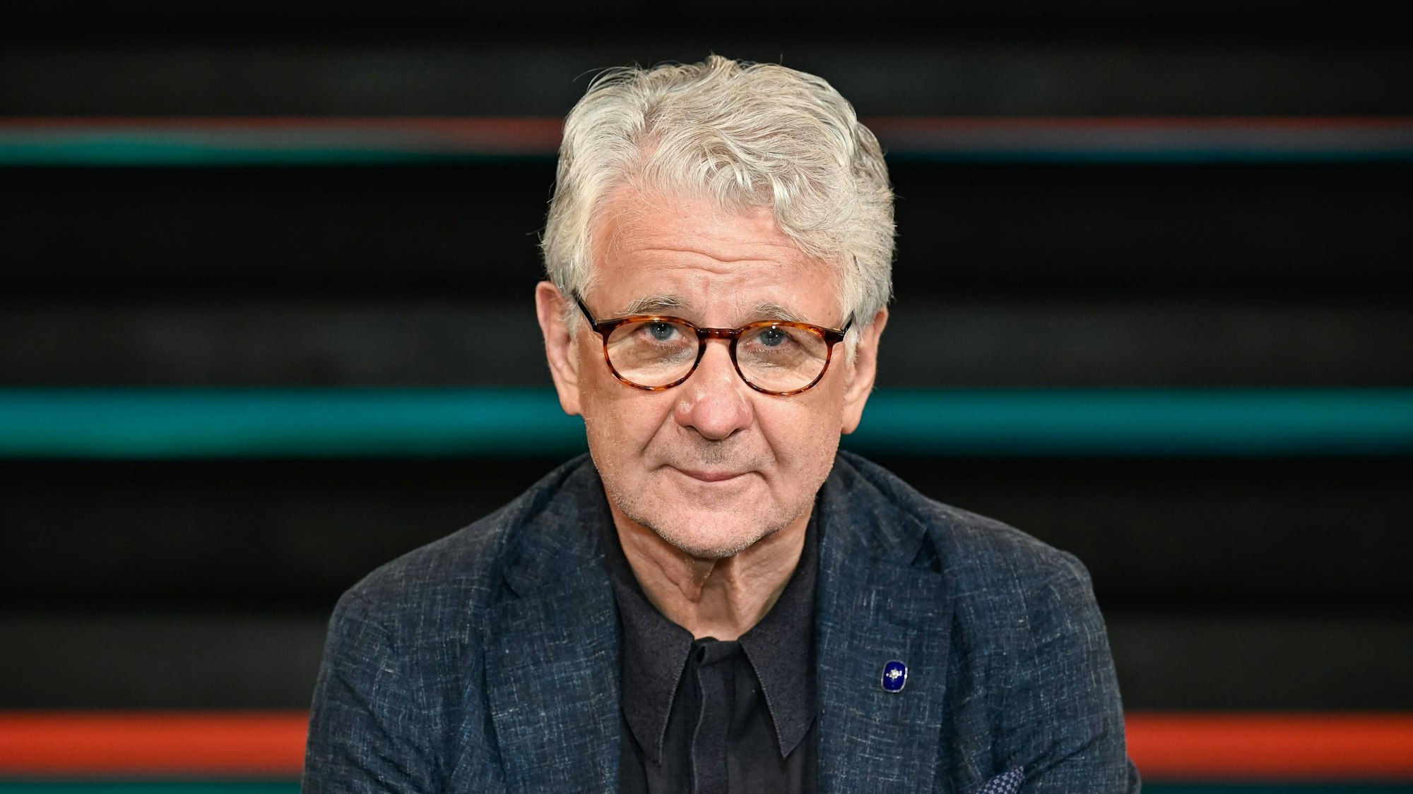 Marcel Reif blickt in die Kamera