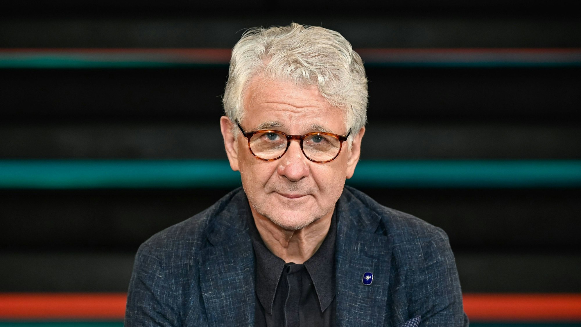 Marcel Reif blickt in die Kamera