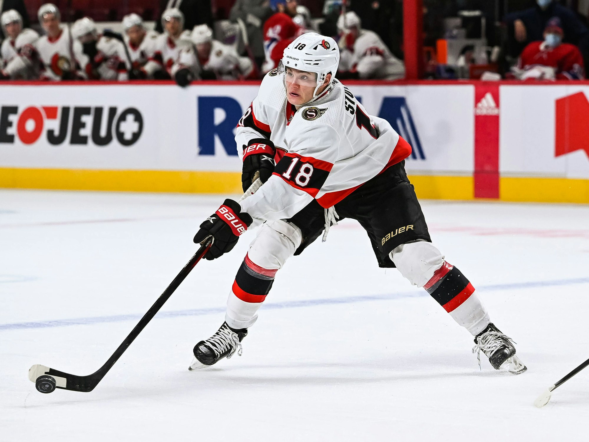 Tim Stützle führt den Puck und schaut angestrengt.