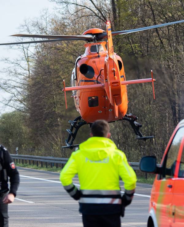 Ein Rettungshubschrauber startet nach einem Unfall auf der Autobahn.