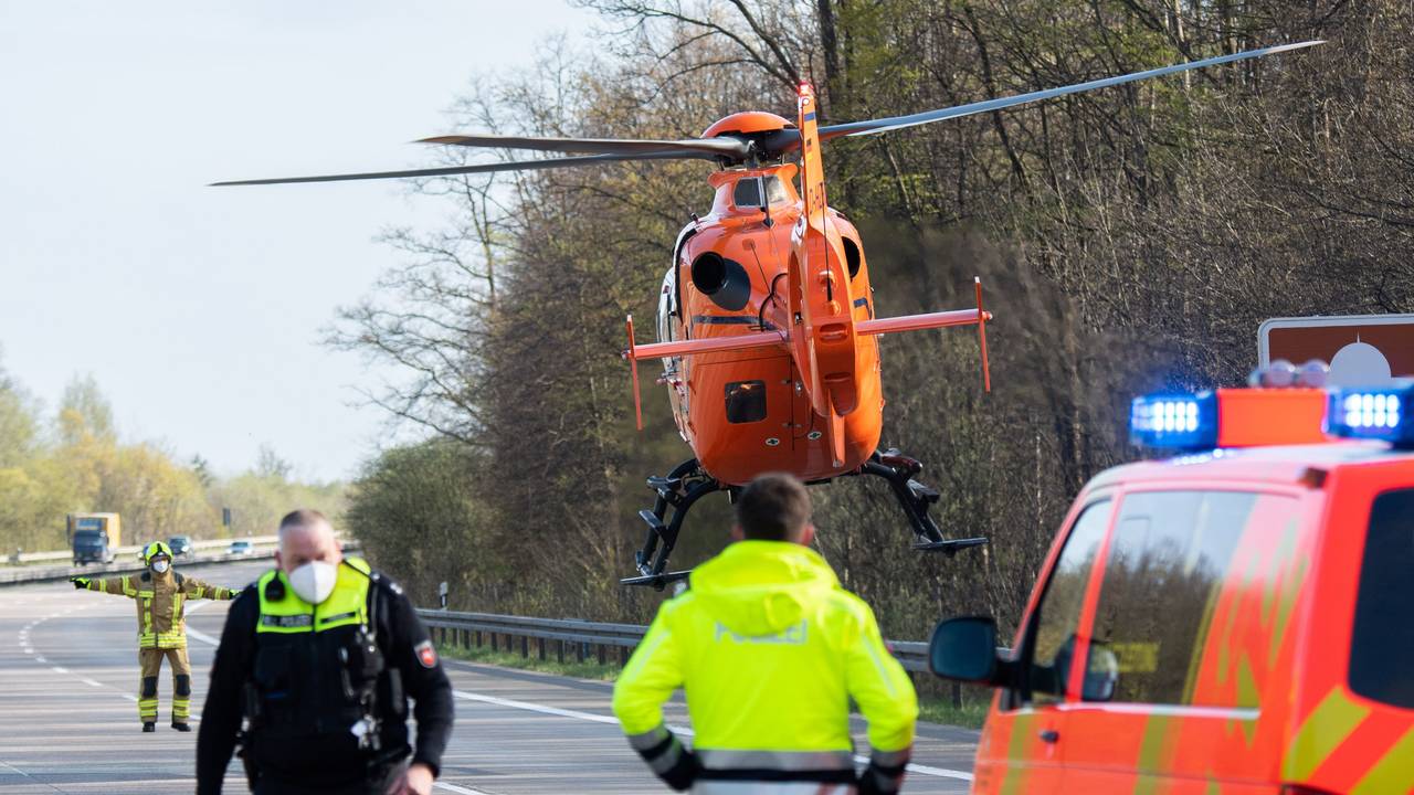 Ein Rettungshubschrauber startet nach einem Unfall auf der Autobahn.