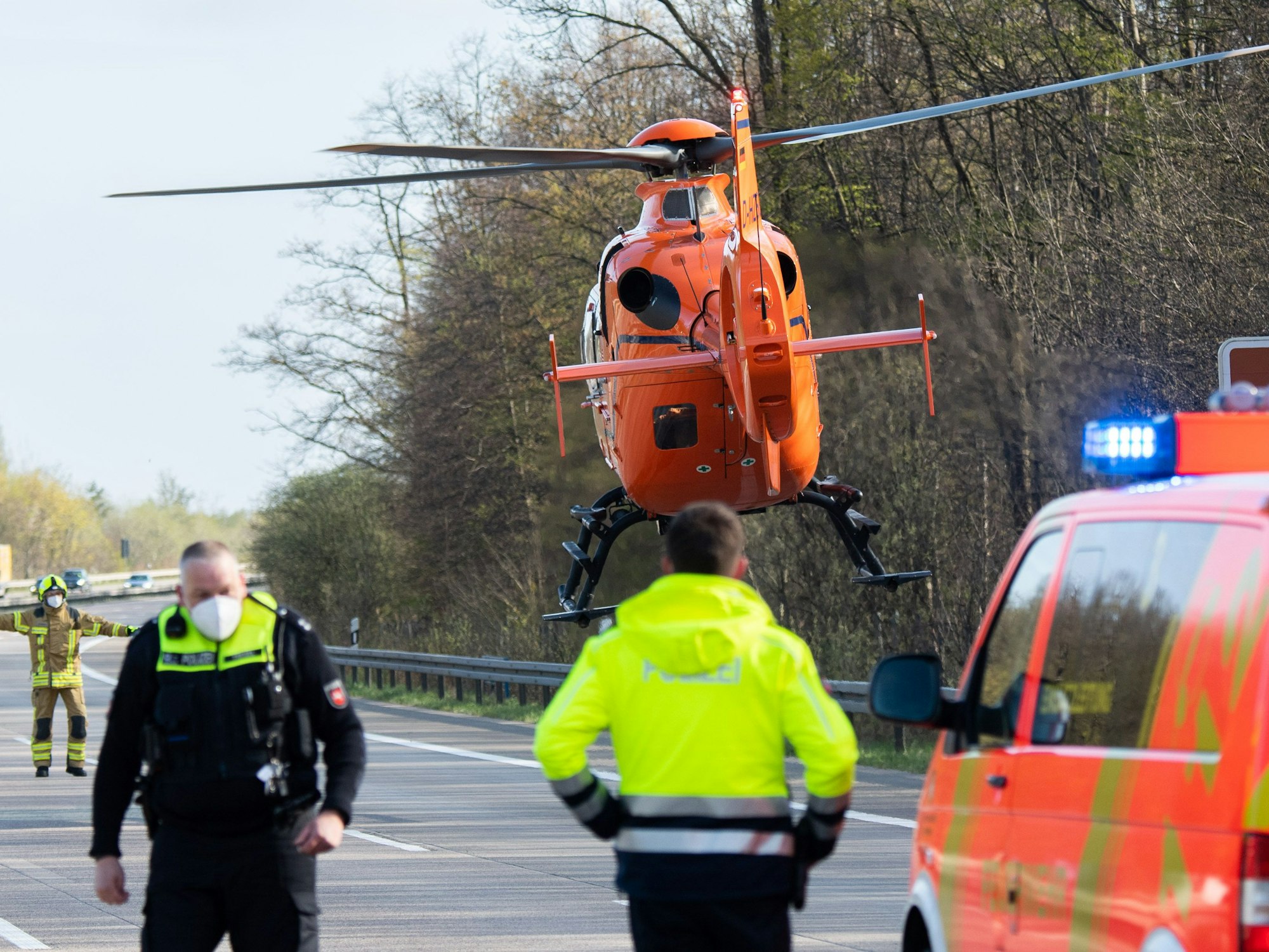 Ein Rettungshubschrauber startet nach einem Unfall auf der Autobahn.