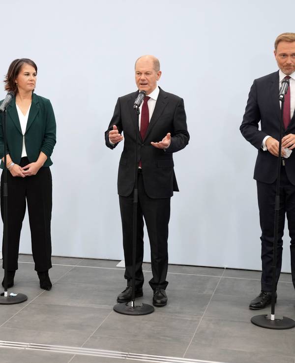 Robert Habeck (l-r), Bundesvorsitzender von Bündnis 90/Die Grünen, Annalena Baerbock, Bundesvorsitzende von Bündnis 90/Die Grünen, Olaf Scholz, SPD-Kanzlerkandidat und Bundesminister der Finanzen, und Christian Lindner, Fraktionsvorsitzender und Parteivorsitzender der FDP, geben am 15. Oktober 2021 nach den Sondierungsgesprächen ein Statement ab.