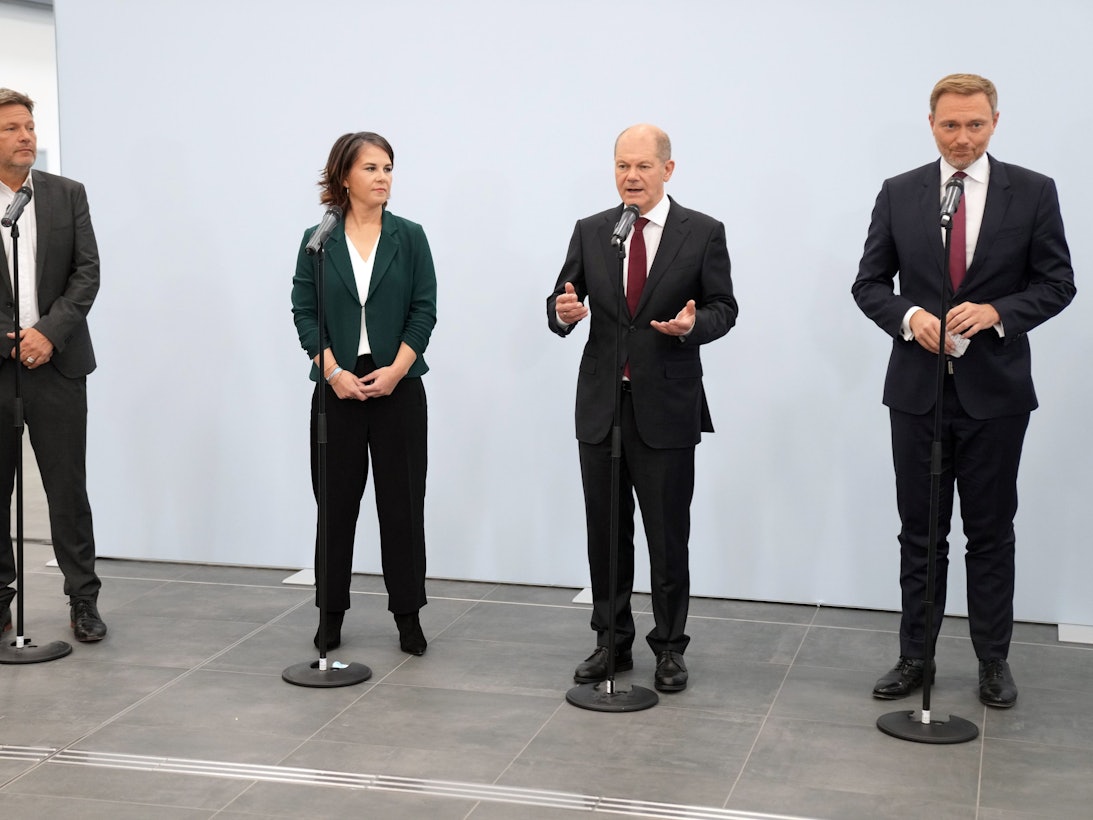 Robert Habeck (l-r), Bundesvorsitzender von Bündnis 90/Die Grünen, Annalena Baerbock, Bundesvorsitzende von Bündnis 90/Die Grünen, Olaf Scholz, SPD-Kanzlerkandidat und Bundesminister der Finanzen, und Christian Lindner, Fraktionsvorsitzender und Parteivorsitzender der FDP, geben am 15. Oktober 2021 nach den Sondierungsgesprächen ein Statement ab.