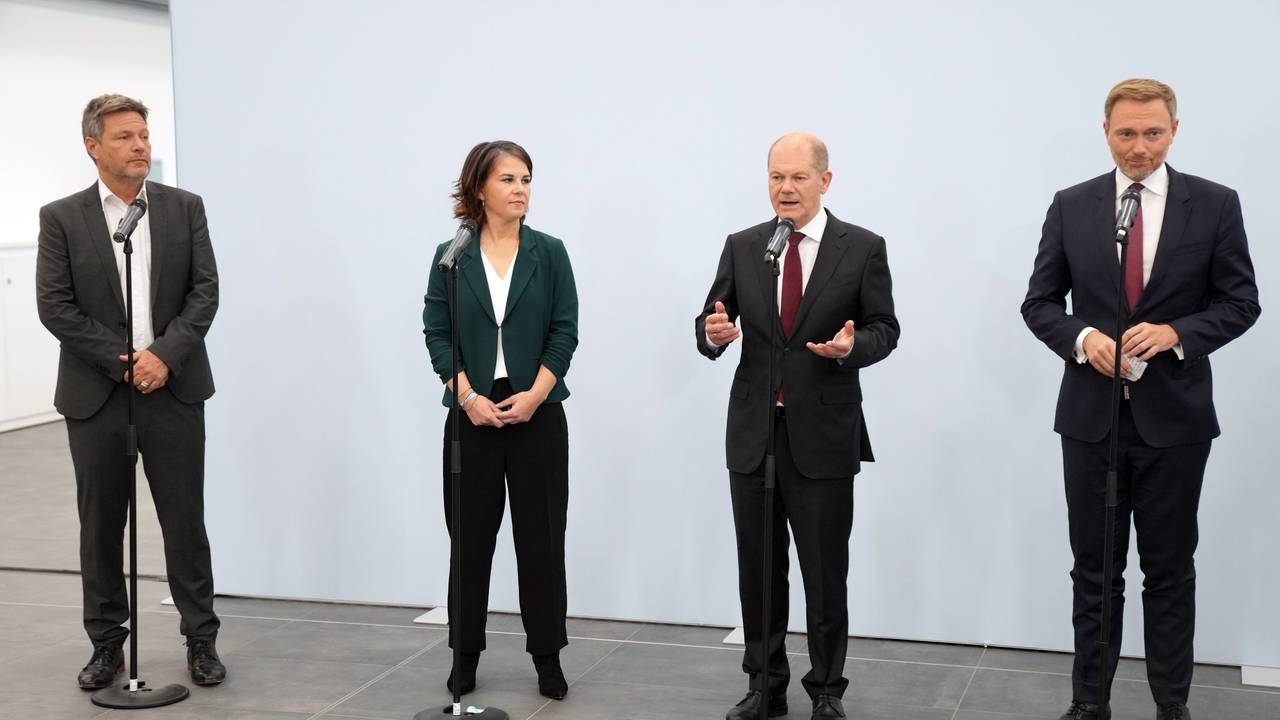 Robert Habeck (l-r), Bundesvorsitzender von Bündnis 90/Die Grünen, Annalena Baerbock, Bundesvorsitzende von Bündnis 90/Die Grünen, Olaf Scholz, SPD-Kanzlerkandidat und Bundesminister der Finanzen, und Christian Lindner, Fraktionsvorsitzender und Parteivorsitzender der FDP, geben am 15. Oktober 2021 nach den Sondierungsgesprächen ein Statement ab.