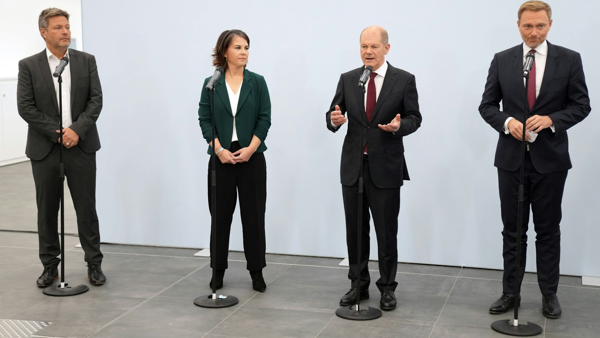 Robert Habeck (l-r), Bundesvorsitzender von Bündnis 90/Die Grünen, Annalena Baerbock, Bundesvorsitzende von Bündnis 90/Die Grünen, Olaf Scholz, SPD-Kanzlerkandidat und Bundesminister der Finanzen, und Christian Lindner, Fraktionsvorsitzender und Parteivorsitzender der FDP, geben am 15. Oktober 2021 nach den Sondierungsgesprächen ein Statement ab.