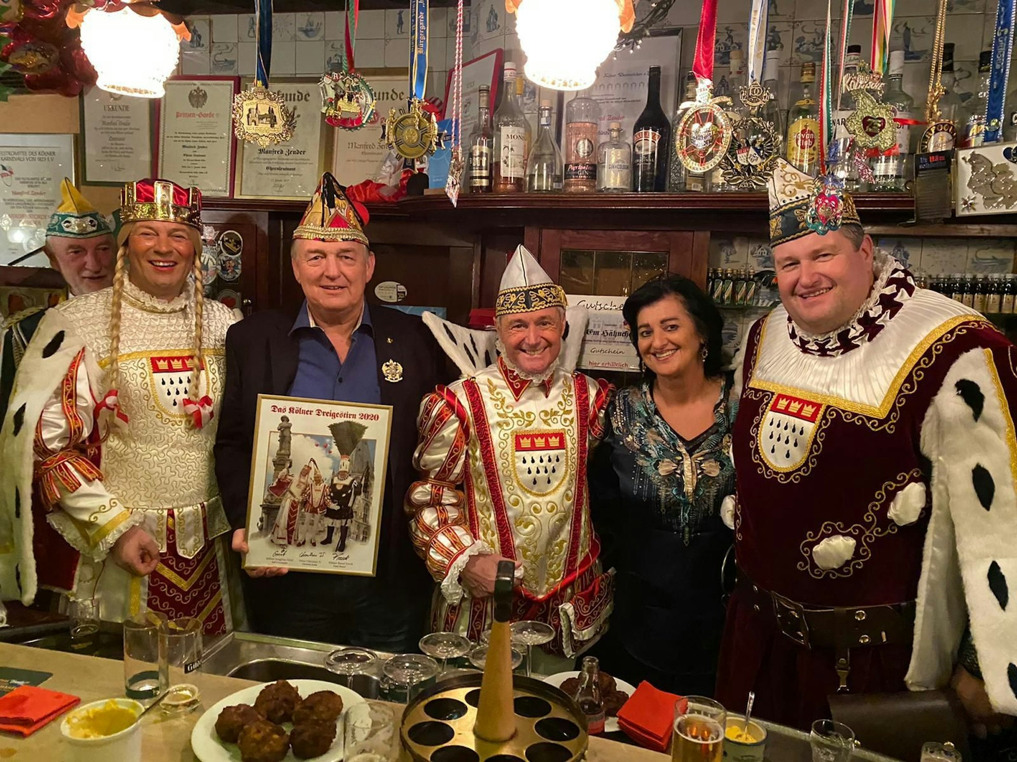 Wirtpaar Zender em Hähnche mit dem damaligen Dreigestirn um Prinz Christian Krath 2019.