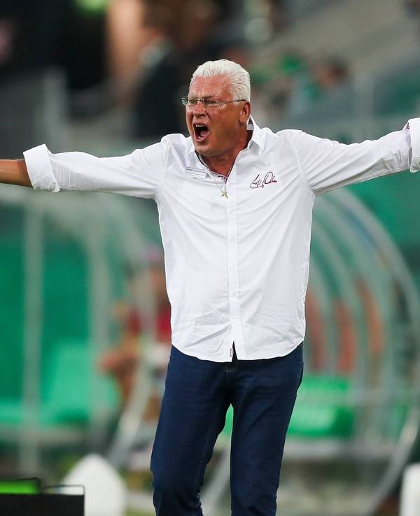 Toni Polster steht an der Seitenlinie und breitet die Arme aus