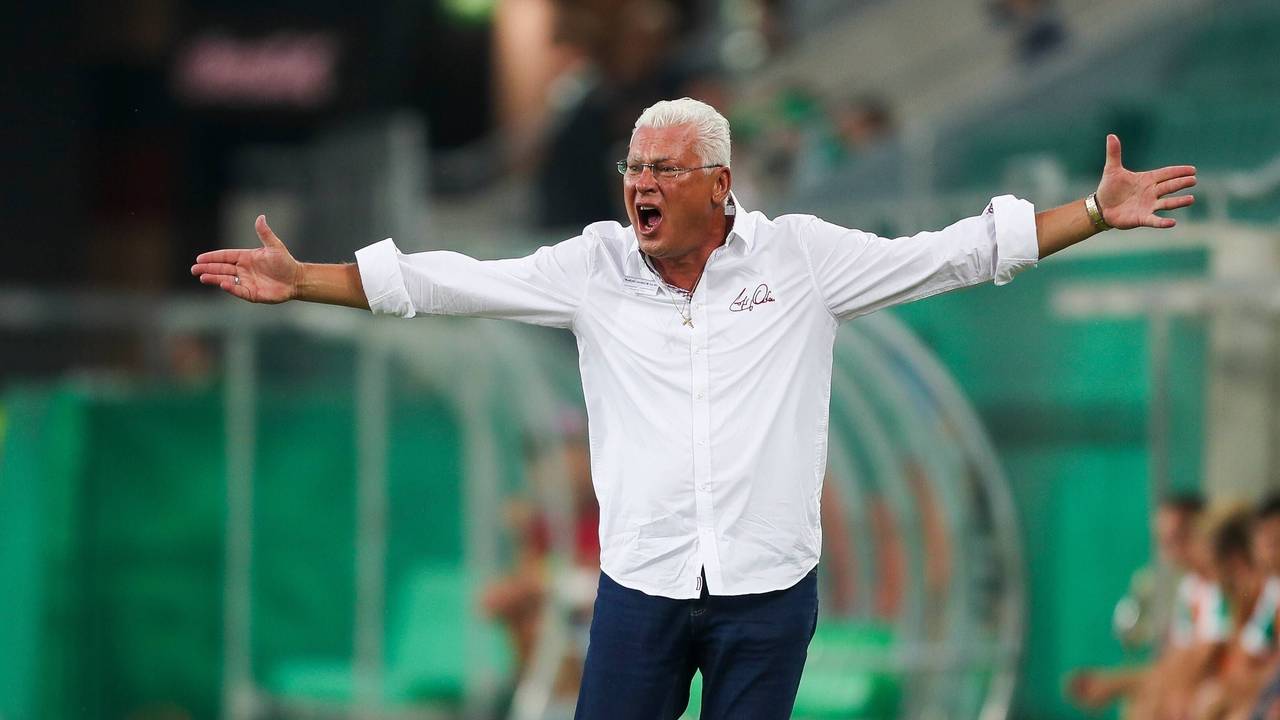 Toni Polster steht an der Seitenlinie und breitet die Arme aus