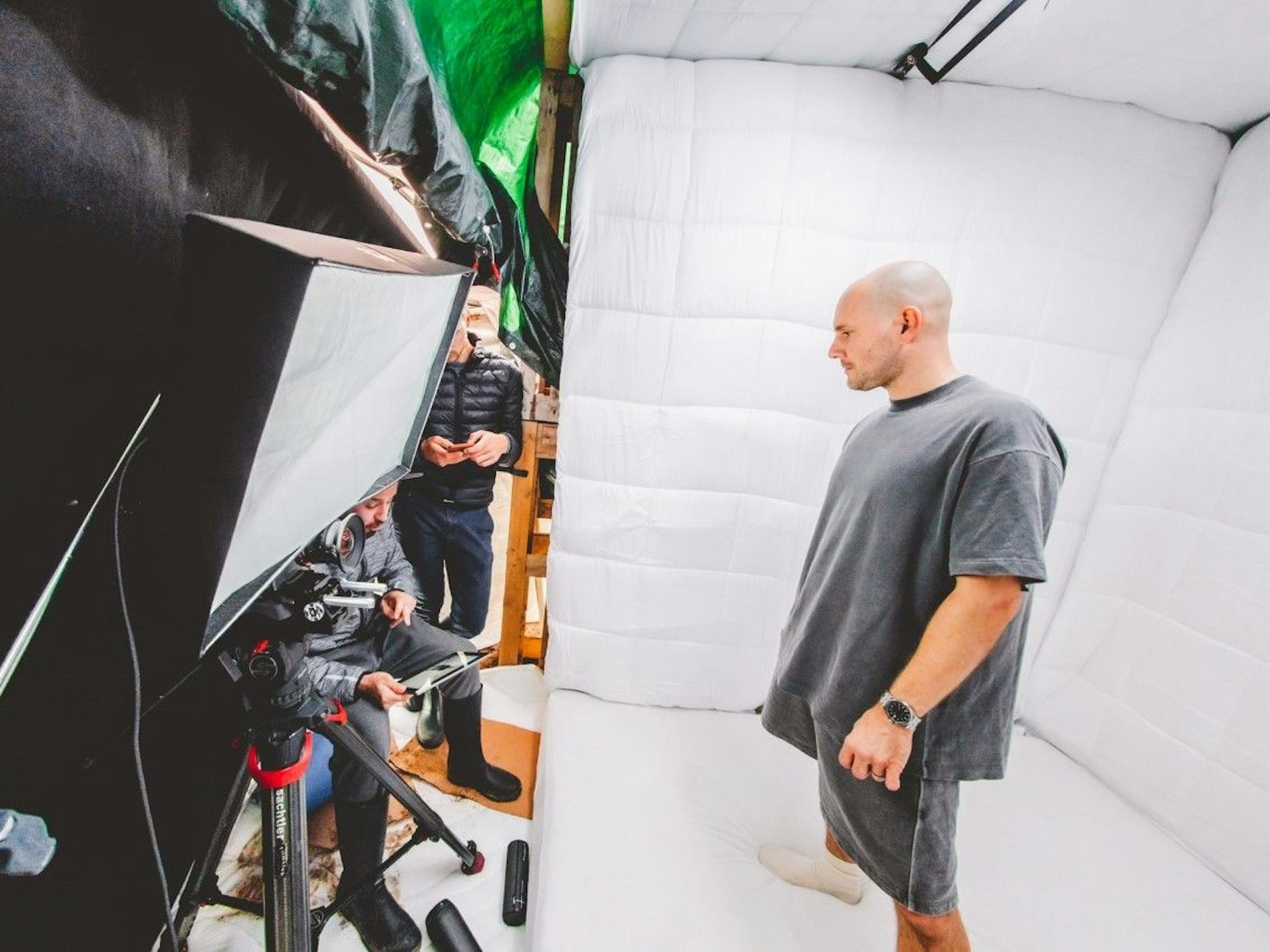 Oli P. beim Spaßdreh in der Gummizelle.