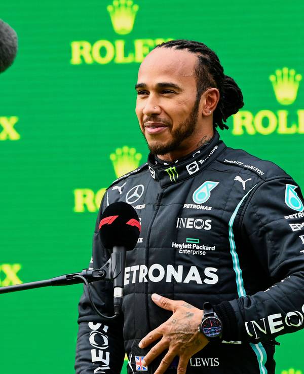 Lewis Hamilton steht am Rande eines Formel-1-Rennens zum Interview bereit.