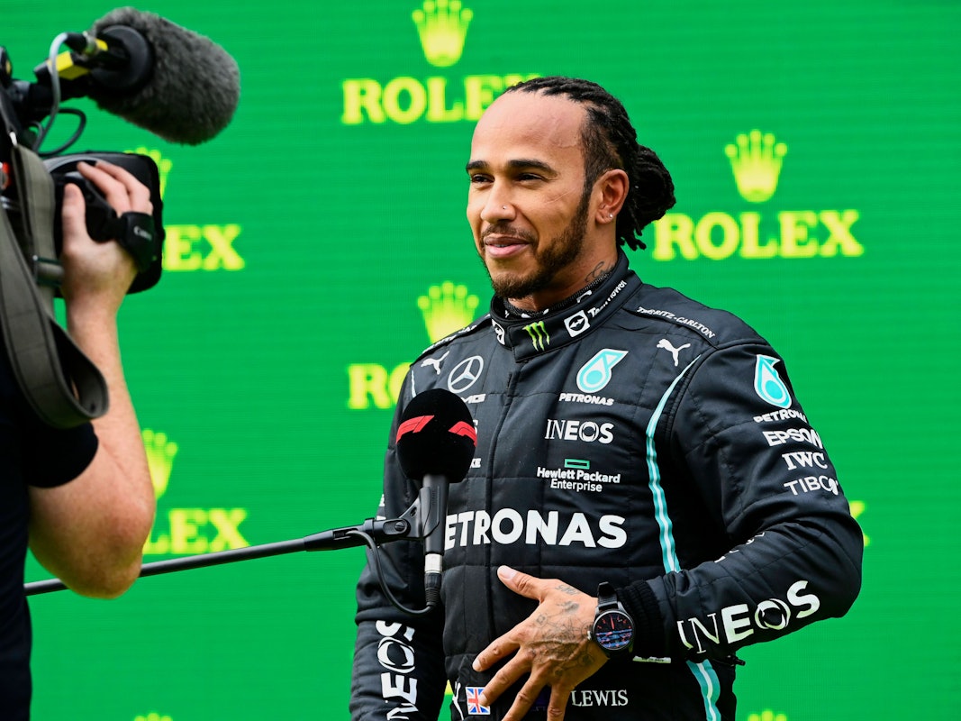 Lewis Hamilton steht am Rande eines Formel-1-Rennens zum Interview bereit.