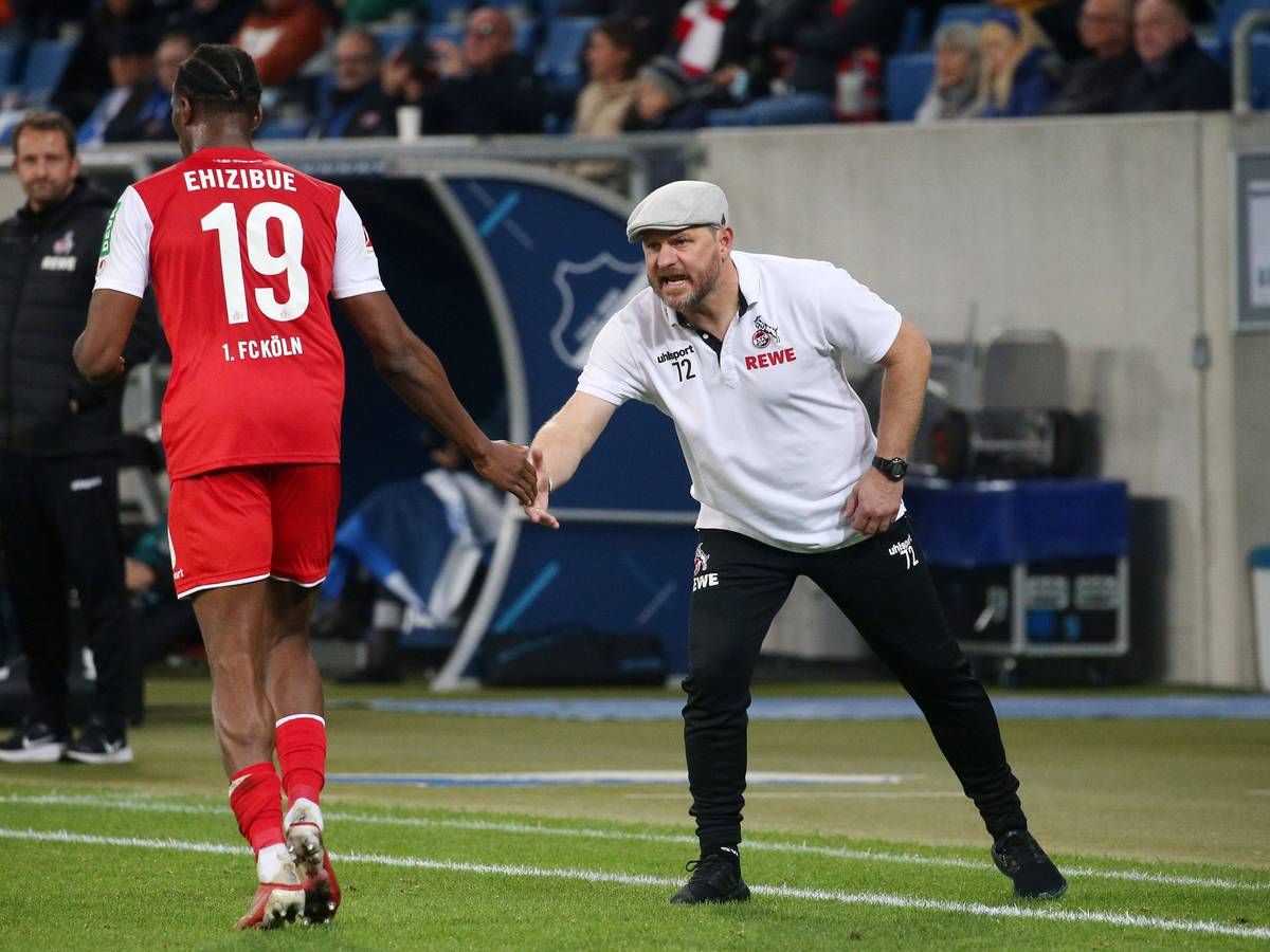 Kingsley Ehizibue klatscht beim Bundesliga-Spiel TSG Hoffenheim gegen 1. FC Köln mit Steffen Baumgart ab.