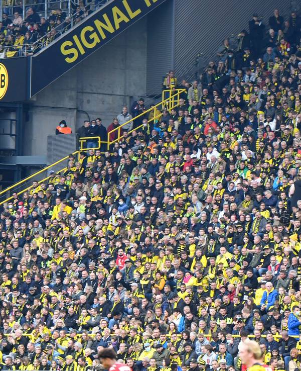 Borussia Dortmund präsentiert gegen Mainz 05 die Zuschauerzahl auf der Anzeigetafel.