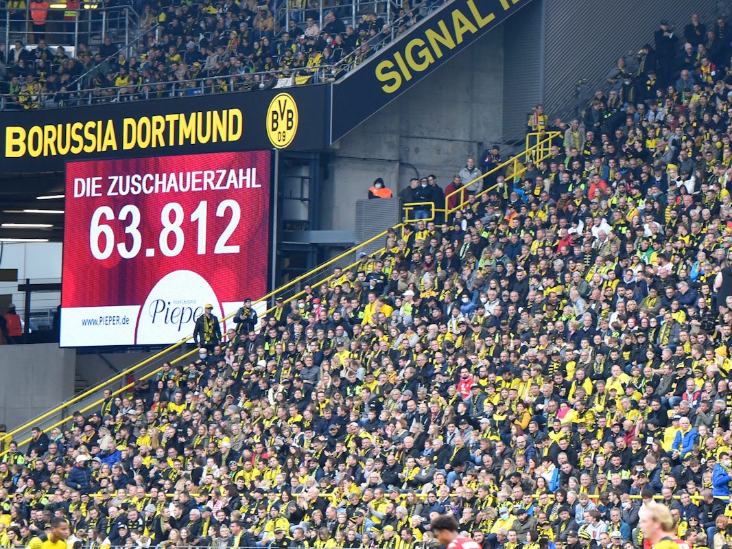 Borussia Dortmund präsentiert gegen Mainz 05 die Zuschauerzahl auf der Anzeigetafel.