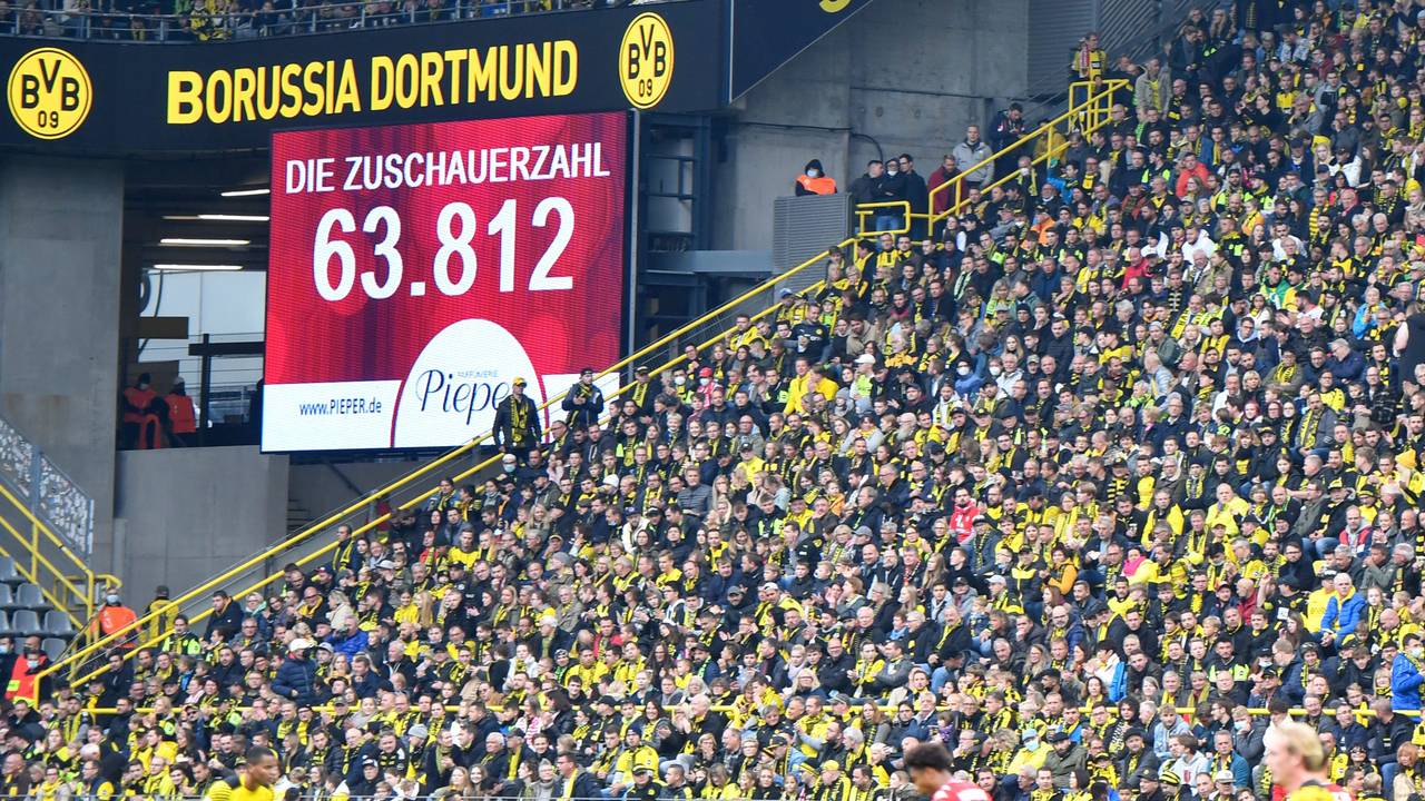 Borussia Dortmund präsentiert gegen Mainz 05 die Zuschauerzahl auf der Anzeigetafel.