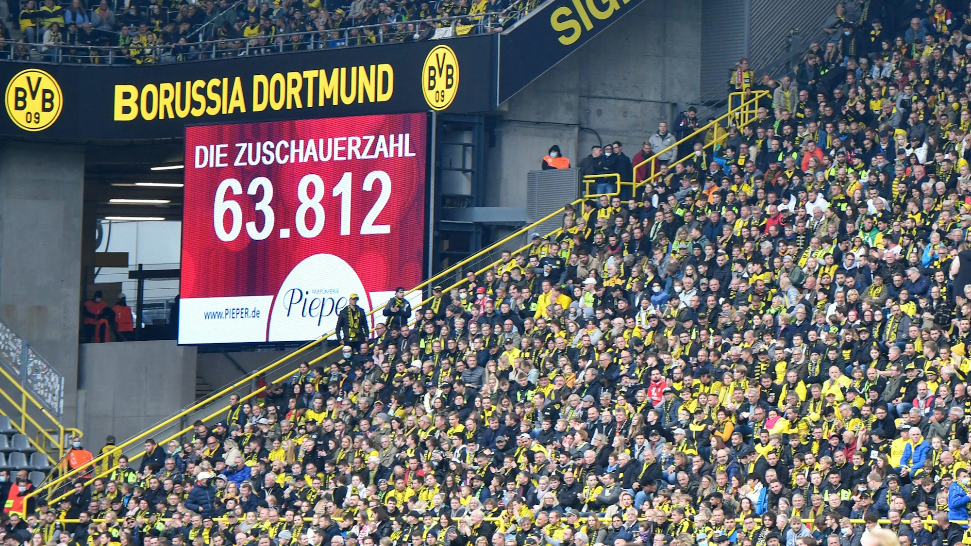 Borussia Dortmund präsentiert gegen Mainz 05 die Zuschauerzahl auf der Anzeigetafel.
