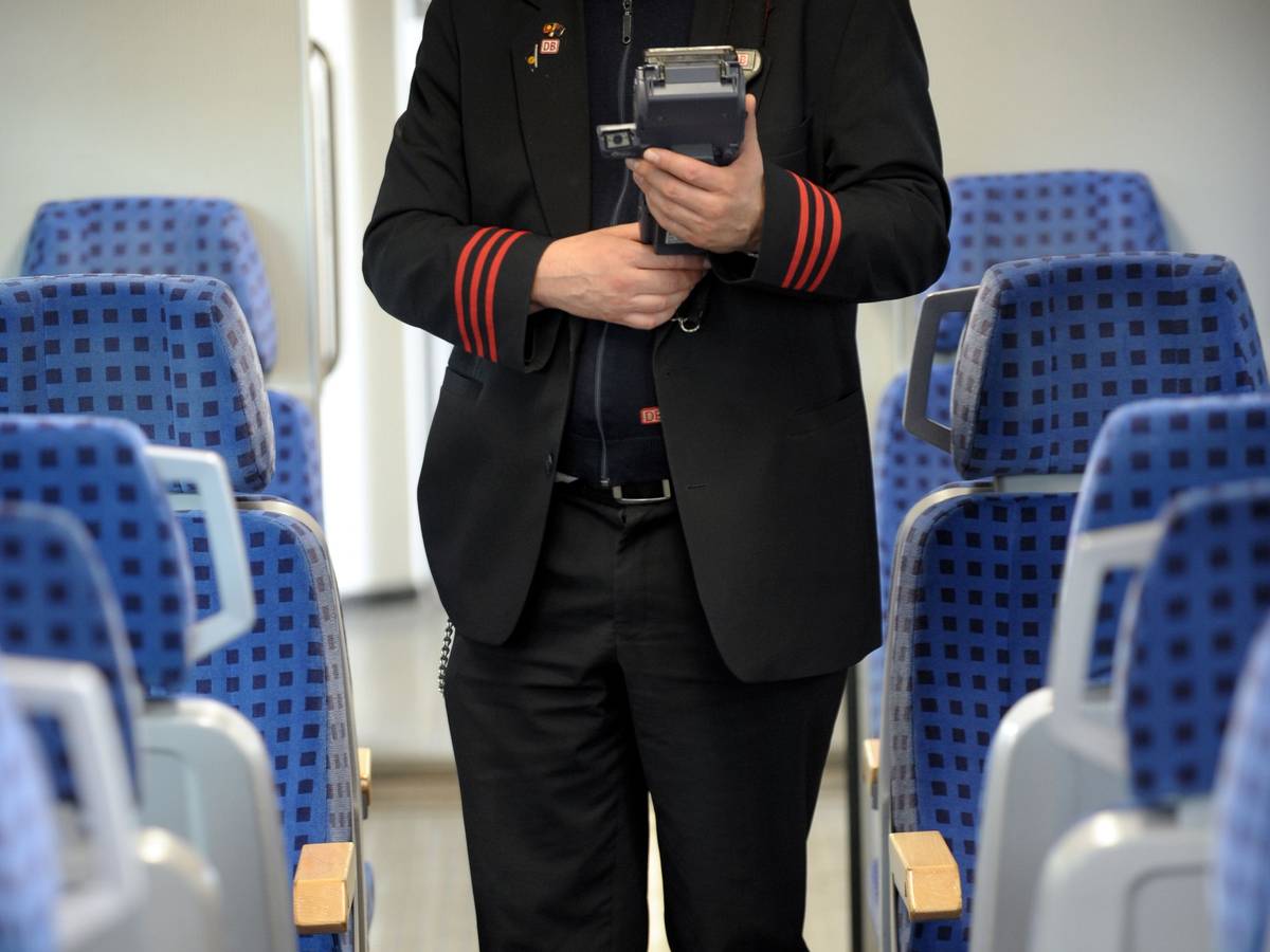 Ein Schaffner steht am 14.04.2010 in Düsseldorf in einem Zugabteil. Das Foto dient als Symbolbild und steht nicht in Zusammenhang mit der Tat.