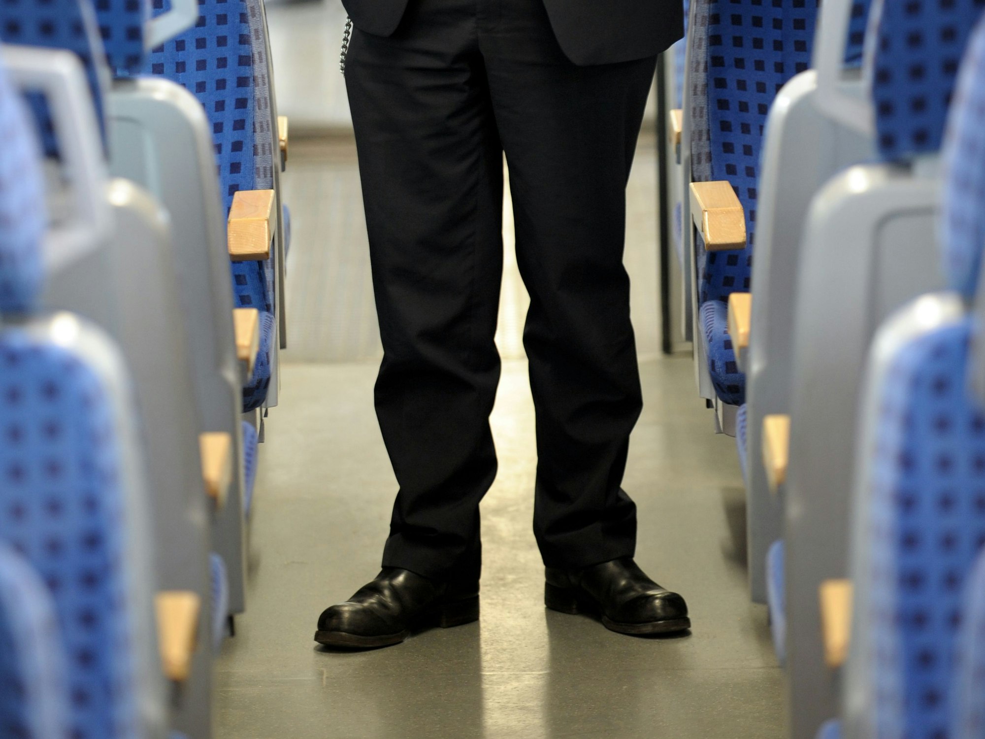 Ein Schaffner steht am 14.04.2010 in Düsseldorf in einem Zugabteil. Das Foto dient als Symbolbild und steht nicht in Zusammenhang mit der Tat.