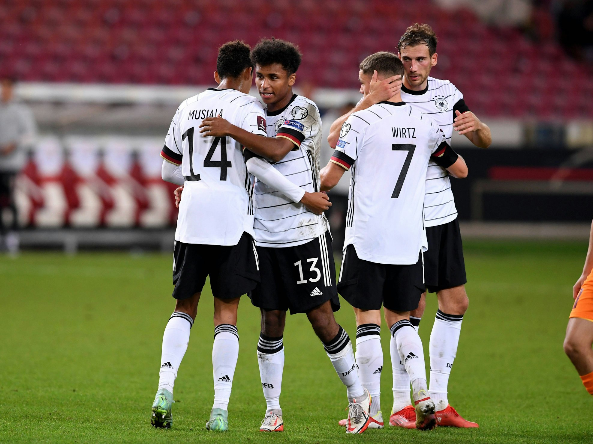 Beim Deutschland-Spiel gegen Armenien umarmt Jamal Musial seinen Mitspieler Karim Adeyemi während rechts Florian Wirtz gleiches mit Leon Goretzka tut