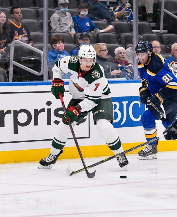 Nico Sturm kämpft um den Puck beim Spiel der Minnesota Wild gegen die Anaheim Ducks.