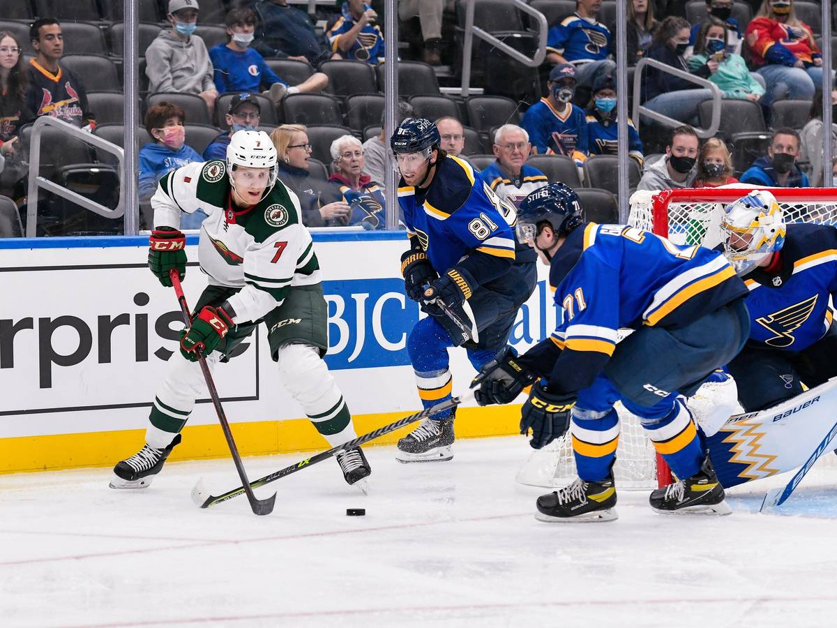 Nico Sturm kämpft um den Puck beim Spiel der Minnesota Wild gegen die Anaheim Ducks.